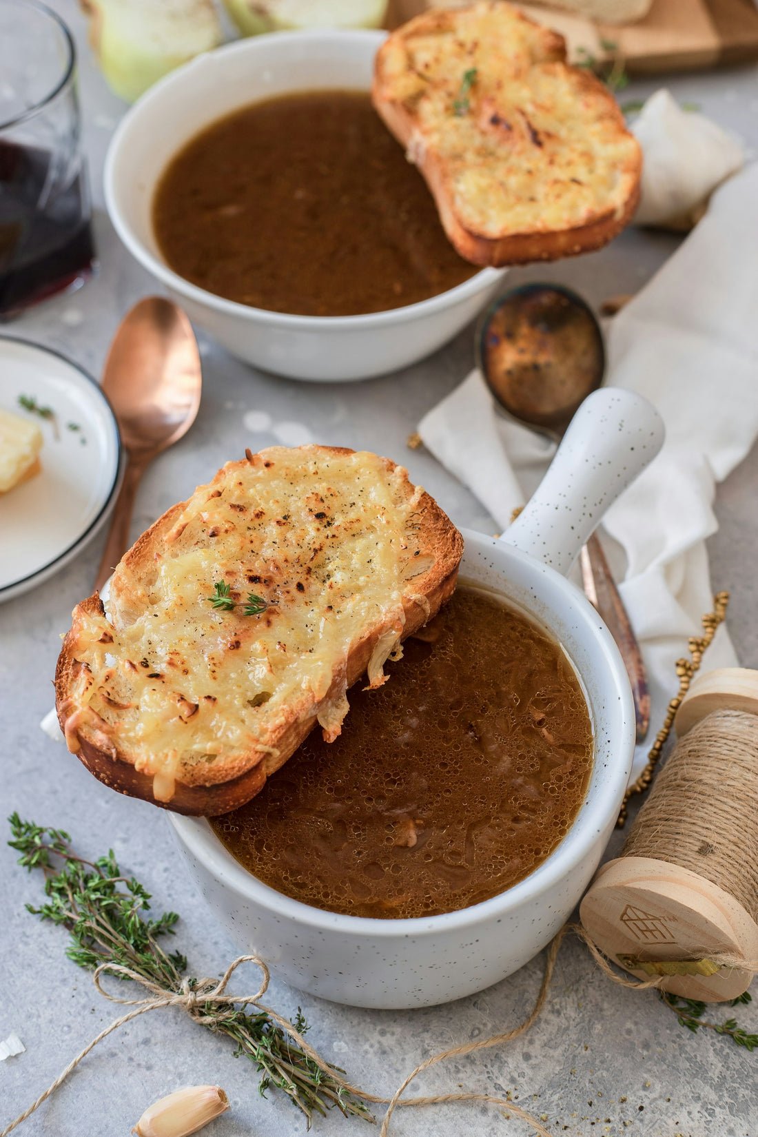 Sopa de lentejas con verduras en un tazón blanco.