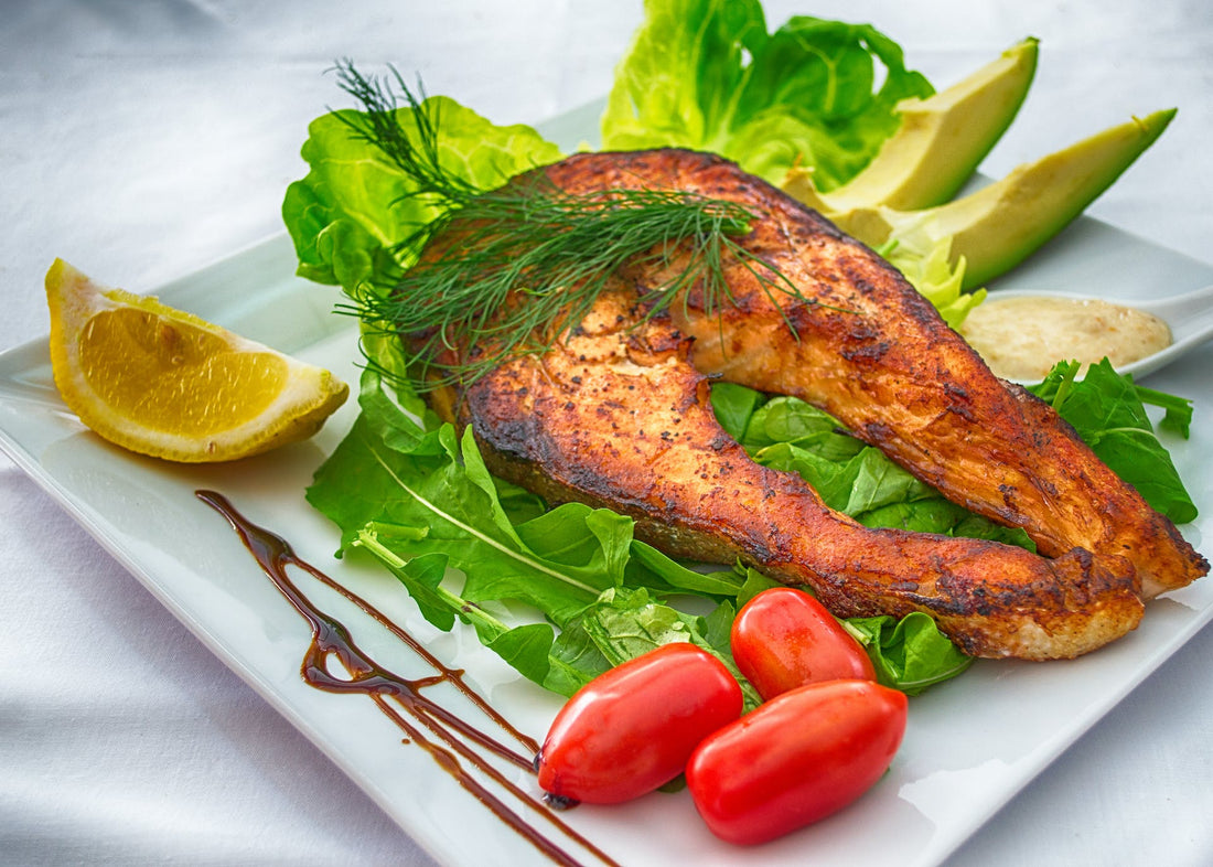 Salmón al Horno con Toque Fresco de Aguacate